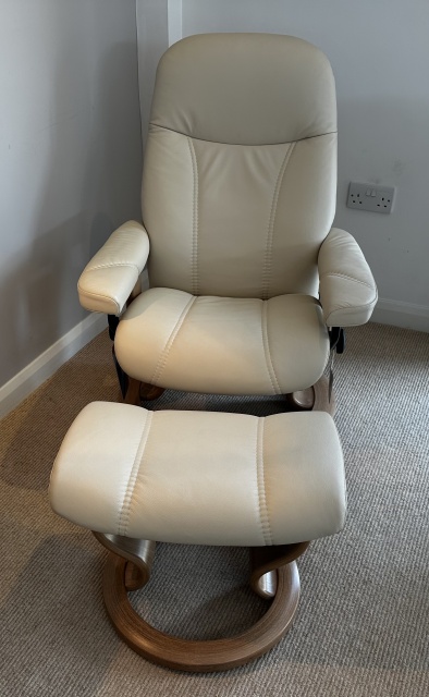 Stressless Consul Small Recliner Chair and Footstool in Batick Cream Classic Base Oak Finish