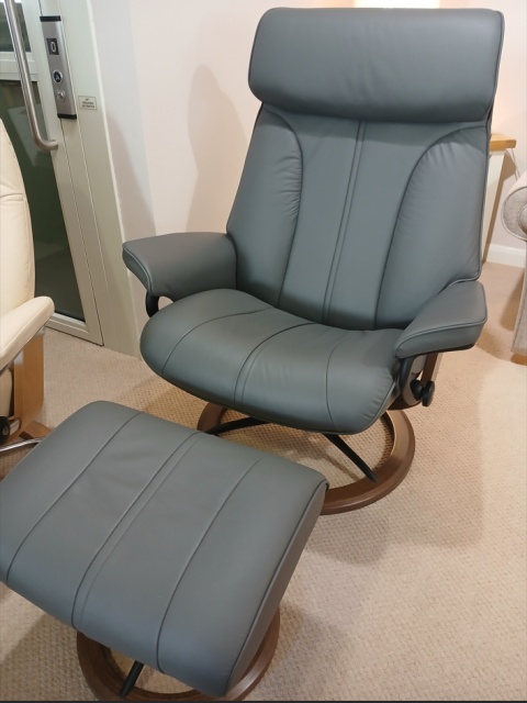 Stressless Paul Large Swivel Chair & Footstool - Signature Base